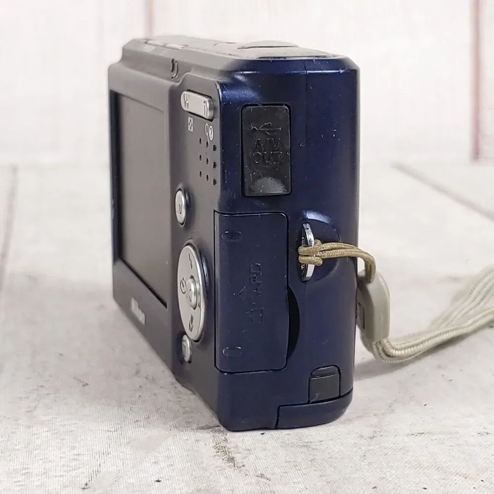 Nikon Coolpix L14 7.1 Megapixel Digital Camera - Navy Blue Silver TESTED WORKING